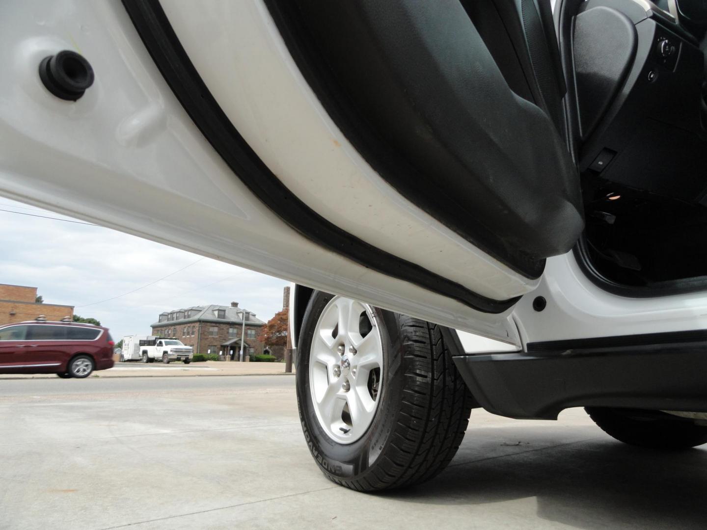 2016 Bright White /Greystone Jeep Grand Cherokee Laredo 4WD (1C4RJFAG2GC) with an 3.6L V6 DOHC 24V engine, Automatic transmission, located at 827 W 26th Street, Erie, PA, 16508, (814) 455-3401, 42.105431, -80.090942 - Photo#21