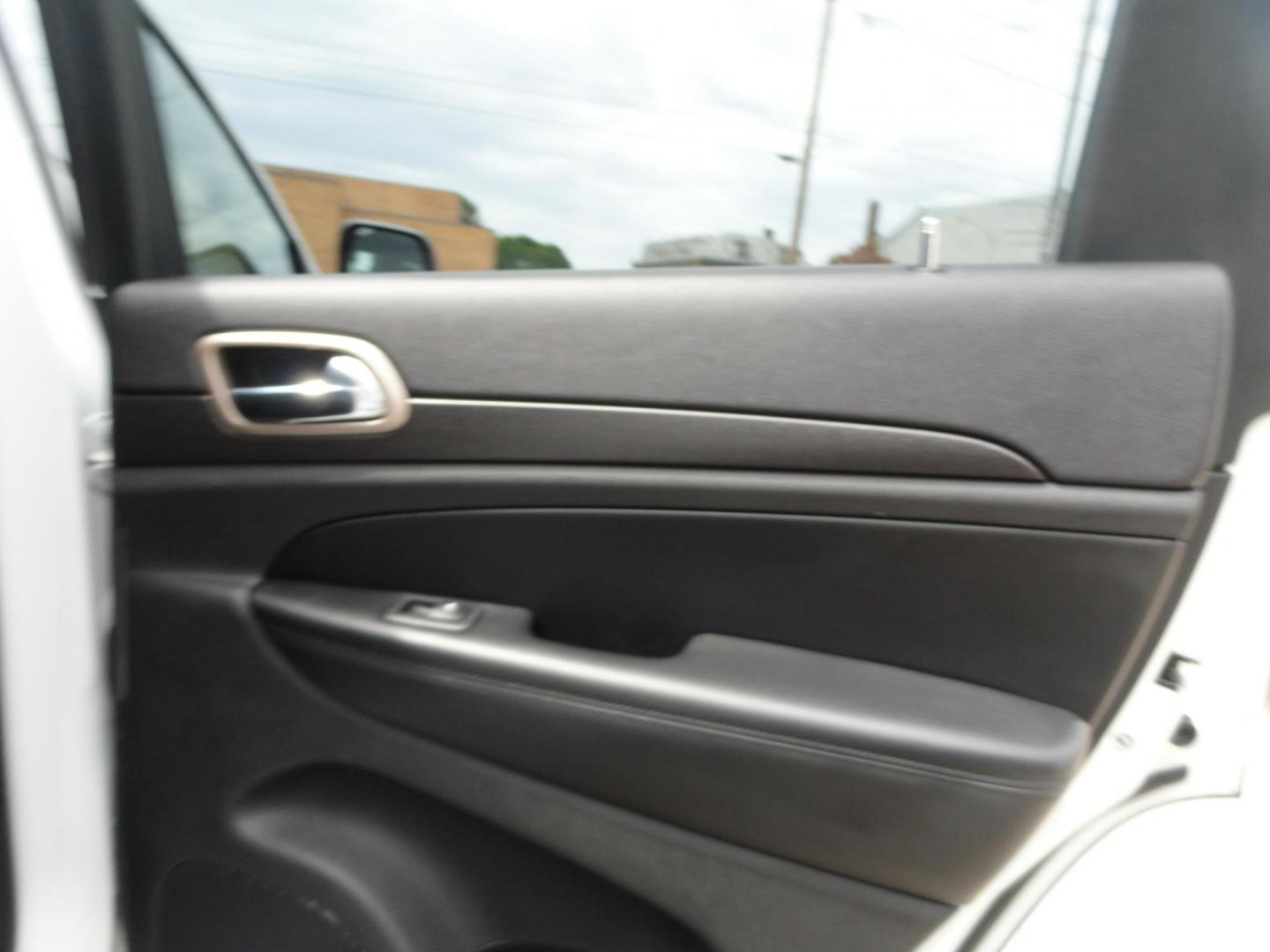 2016 Bright White /Greystone Jeep Grand Cherokee Laredo 4WD (1C4RJFAG2GC) with an 3.6L V6 DOHC 24V engine, Automatic transmission, located at 827 W 26th Street, Erie, PA, 16508, (814) 455-3401, 42.105431, -80.090942 - Photo#30