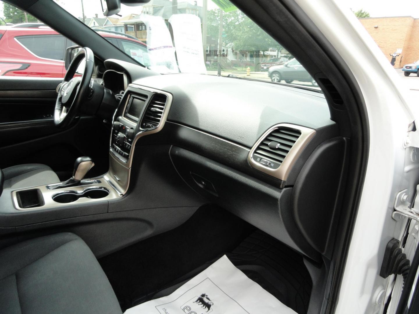 2016 Bright White /Greystone Jeep Grand Cherokee Laredo 4WD (1C4RJFAG2GC) with an 3.6L V6 DOHC 24V engine, Automatic transmission, located at 827 W 26th Street, Erie, PA, 16508, (814) 455-3401, 42.105431, -80.090942 - Photo#31