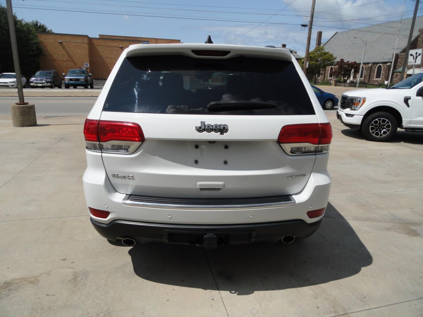 2018 Bright White /Jet Black Jeep Grand Cherokee Limited 4WD (1C4RJFBT2JC) with an 5.7L V8 OHV 16V engine, 8 SPEED AUTOMATIC transmission, located at 827 W 26th Street, Erie, PA, 16508, (814) 455-3401, 42.105431, -80.090942 - Thanks for looking at our two-owner accident and rust-free recent arrival. This is the Limited model with the hard-to-find HEMI 5.7 V-8 engine, four-wheel drive, dual power heated front seats, leather seating areas, back up camera, navigation, power sunroof, power lift gate, remote start, keyless en- Photo#4