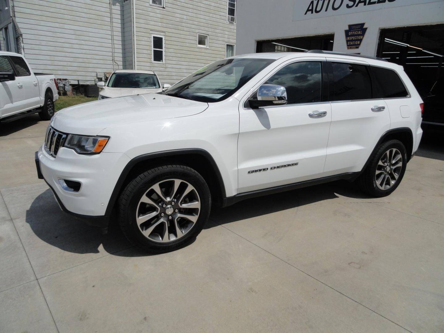 2018 Bright White /Jet Black Jeep Grand Cherokee Limited 4WD (1C4RJFBT2JC) with an 5.7L V8 OHV 16V engine, 8 SPEED AUTOMATIC transmission, located at 827 W 26th Street, Erie, PA, 16508, (814) 455-3401, 42.105431, -80.090942 - Thanks for looking at our two-owner accident and rust-free recent arrival. This is the Limited model with the hard-to-find HEMI 5.7 V-8 engine, four-wheel drive, dual power heated front seats, leather seating areas, back up camera, navigation, power sunroof, power lift gate, remote start, keyless en- Photo#6