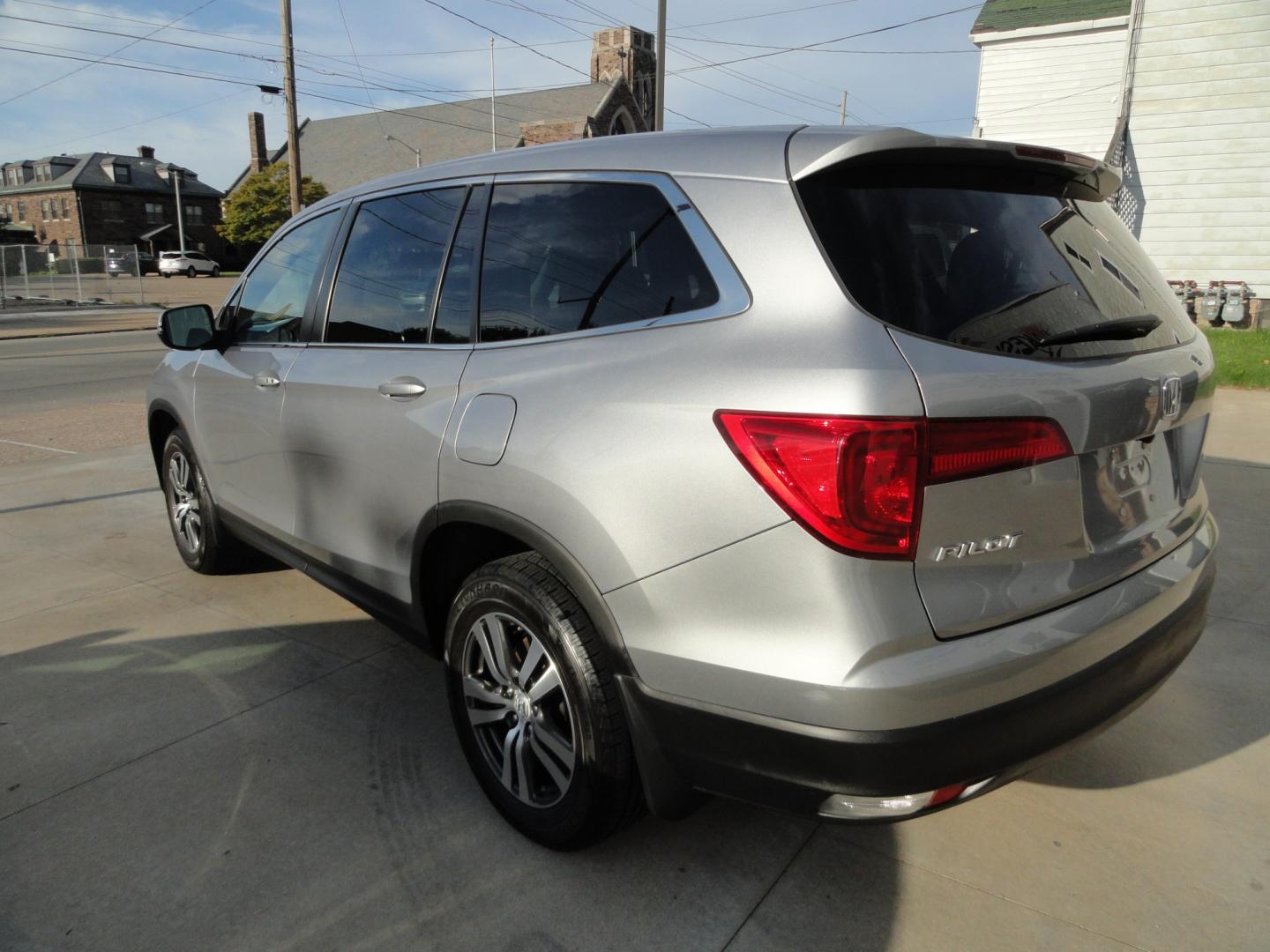 2016 Lunar Silver Metallic /Gray Honda Pilot EX-L AWD (5FNYF6H59GB) with an 3.5L V6 SOHC 24V engine, 6A transmission, located at 827 W 26th Street, Erie, PA, 16508, (814) 455-3401, 42.105431, -80.090942- Photo#5