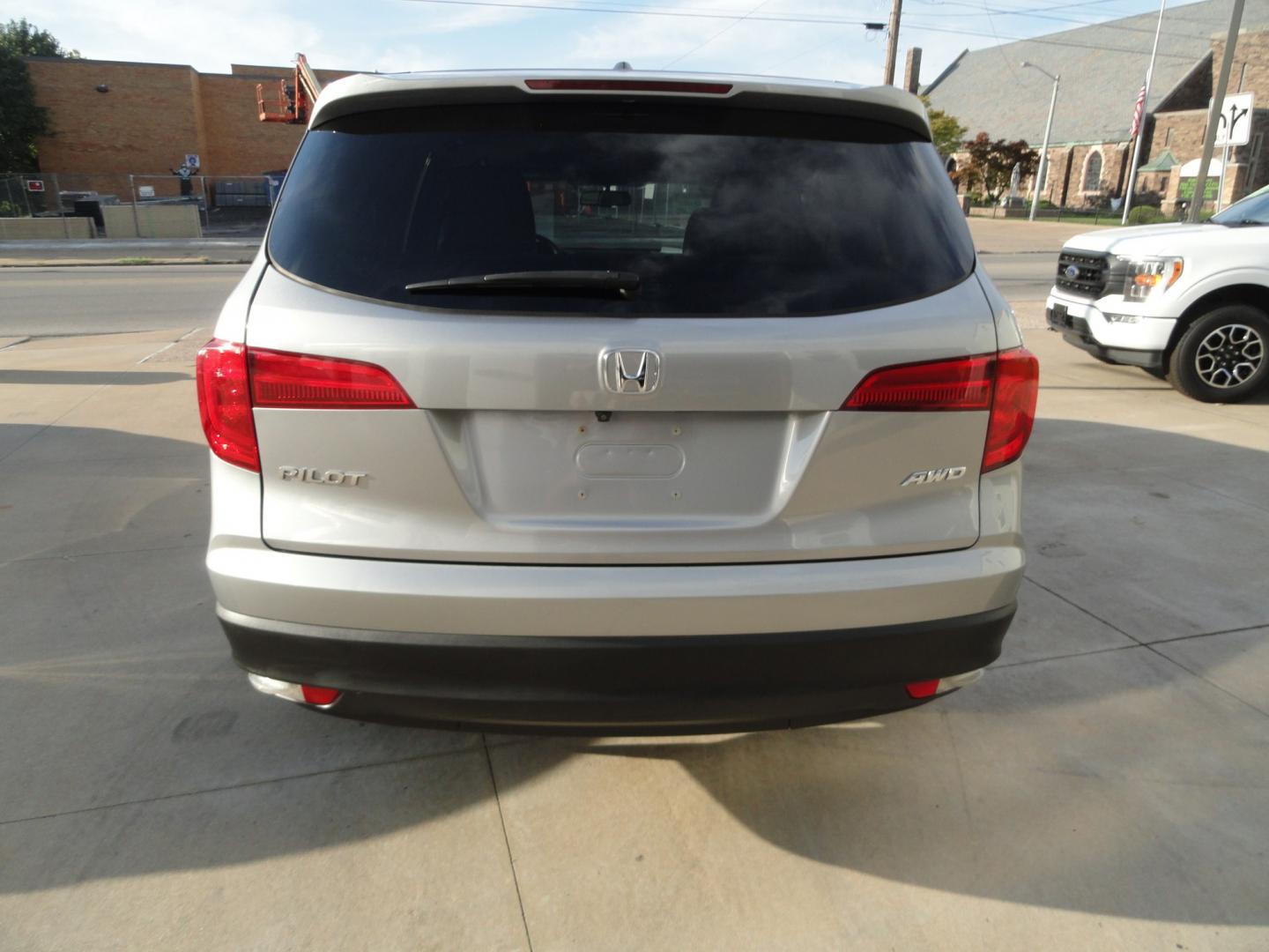 2016 Lunar Silver Metallic /Gray Honda Pilot EX-L AWD (5FNYF6H59GB) with an 3.5L V6 SOHC 24V engine, 6A transmission, located at 827 W 26th Street, Erie, PA, 16508, (814) 455-3401, 42.105431, -80.090942- Photo#4