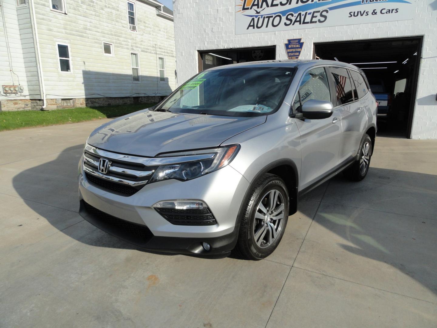 2016 Lunar Silver Metallic /Gray Honda Pilot EX-L AWD (5FNYF6H59GB) with an 3.5L V6 SOHC 24V engine, 6A transmission, located at 827 W 26th Street, Erie, PA, 16508, (814) 455-3401, 42.105431, -80.090942- Photo#7