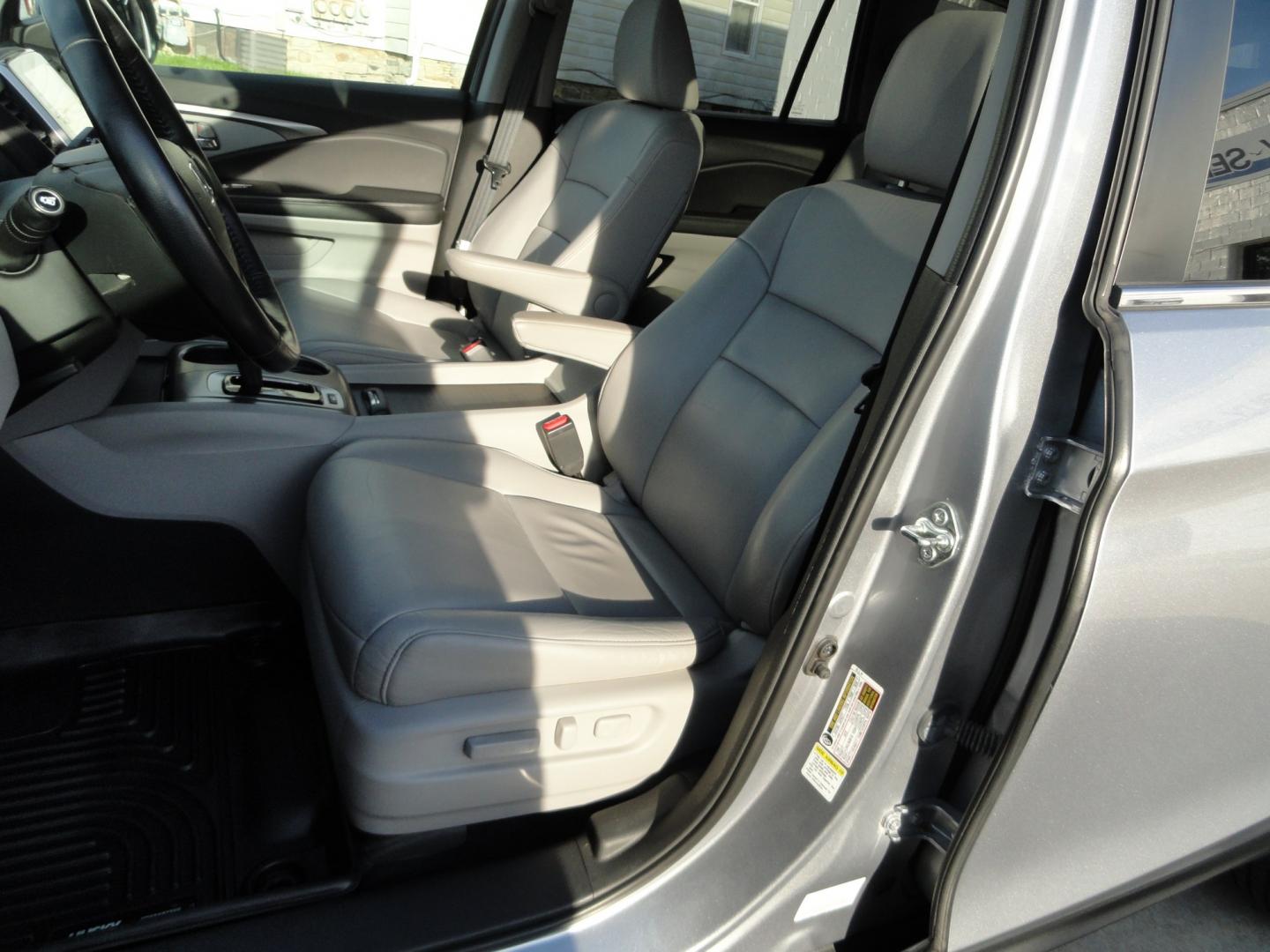 2016 Lunar Silver Metallic /Gray Honda Pilot EX-L AWD (5FNYF6H59GB) with an 3.5L V6 SOHC 24V engine, 6A transmission, located at 827 W 26th Street, Erie, PA, 16508, (814) 455-3401, 42.105431, -80.090942- Photo#23