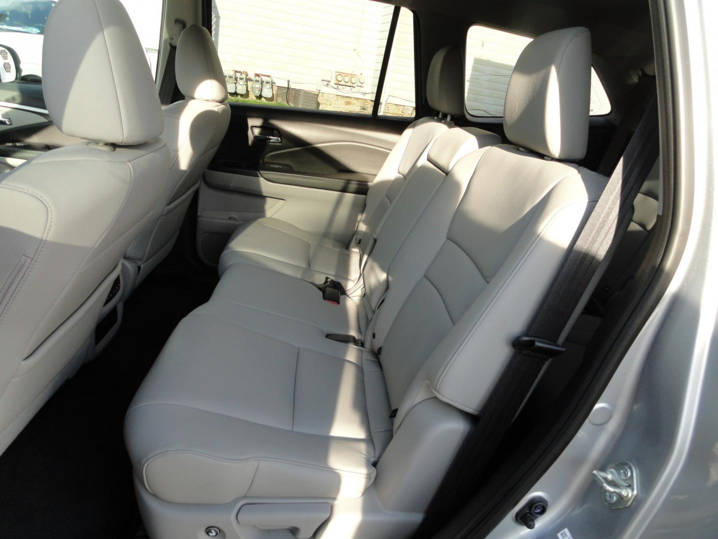 2016 Lunar Silver Metallic /Gray Honda Pilot EX-L AWD (5FNYF6H59GB) with an 3.5L V6 SOHC 24V engine, 6A transmission, located at 827 W 26th Street, Erie, PA, 16508, (814) 455-3401, 42.105431, -80.090942- Photo#27
