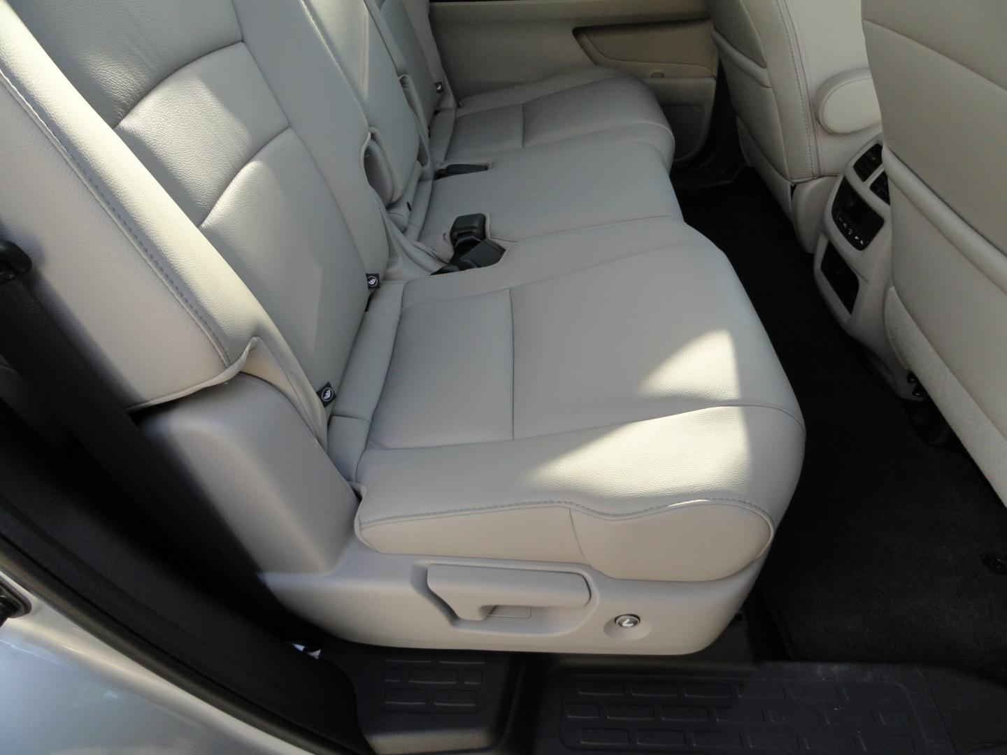 2016 Lunar Silver Metallic /Gray Honda Pilot EX-L AWD (5FNYF6H59GB) with an 3.5L V6 SOHC 24V engine, 6A transmission, located at 827 W 26th Street, Erie, PA, 16508, (814) 455-3401, 42.105431, -80.090942- Photo#34