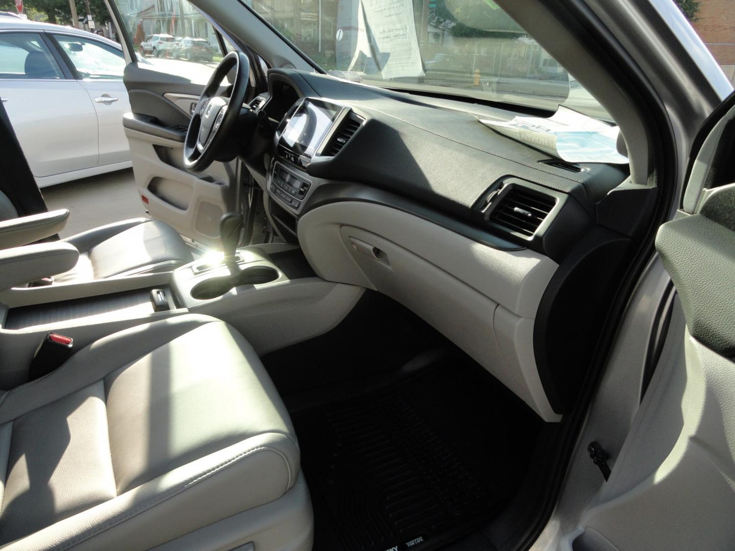 2016 Lunar Silver Metallic /Gray Honda Pilot EX-L AWD (5FNYF6H59GB) with an 3.5L V6 SOHC 24V engine, 6A transmission, located at 827 W 26th Street, Erie, PA, 16508, (814) 455-3401, 42.105431, -80.090942- Photo#36