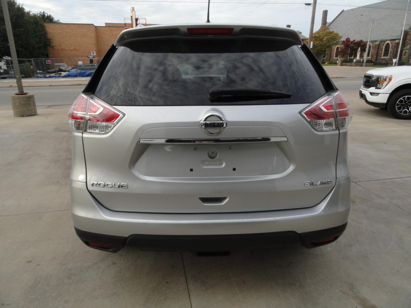 2016 Brilliant Silver Metallic /Jet Black Nissan Rogue SL AWD (5N1AT2MV7GC) with an 2.5L L4 DOHC 16V engine, CVT transmission, located at 827 W 26th Street, Erie, PA, 16508, (814) 455-3401, 42.105431, -80.090942 - Thanks for looking at our two-owner accident-free recent arrival. This is the SL model all-wheel drive with just about every item that was available in the 2016 model year and yes, I know it has a few miles but it's in like new condition and the engine was just recently replace with one that has onl- Photo#4