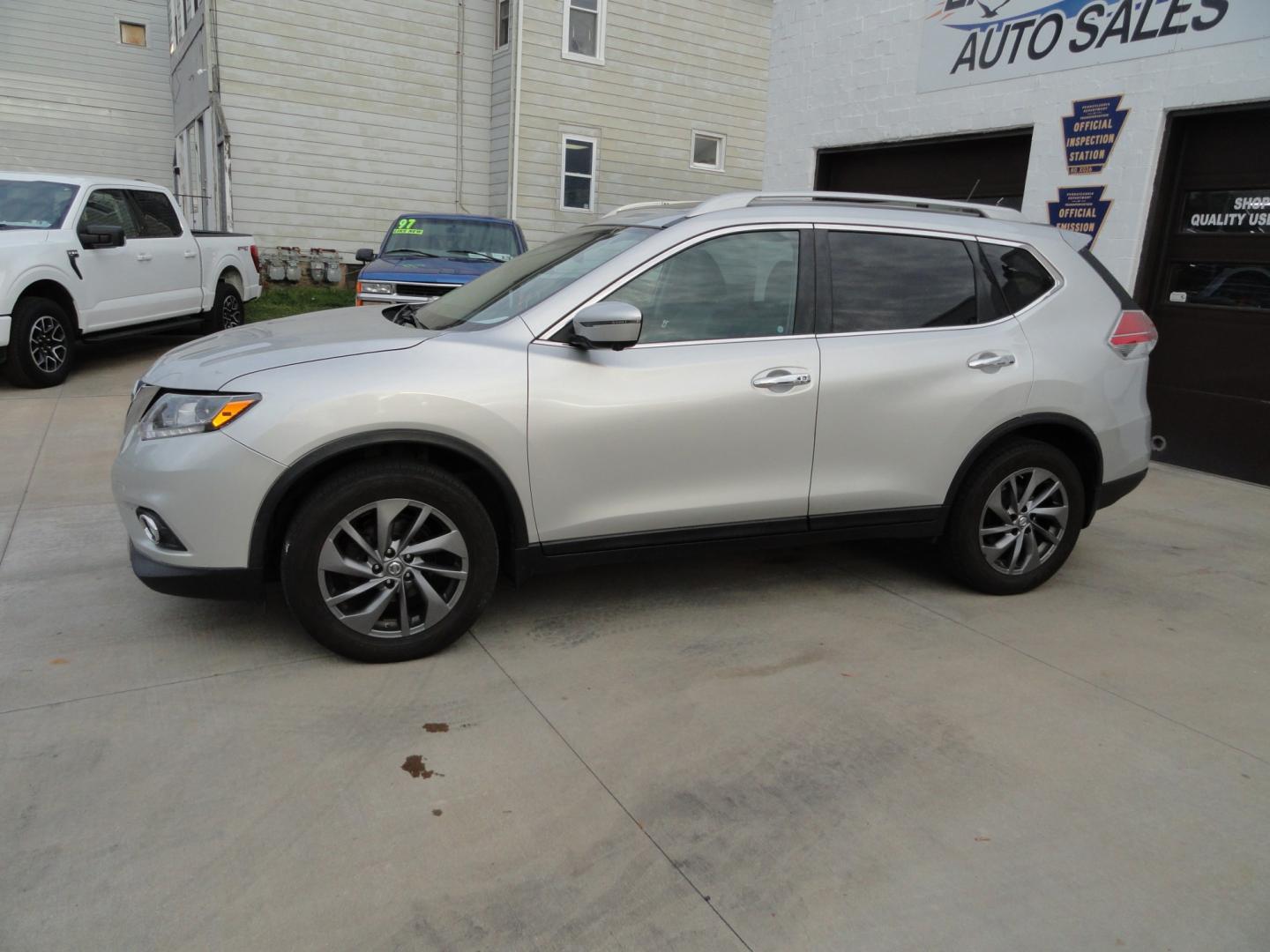 2016 Brilliant Silver Metallic /Jet Black Nissan Rogue SL AWD (5N1AT2MV7GC) with an 2.5L L4 DOHC 16V engine, CVT transmission, located at 827 W 26th Street, Erie, PA, 16508, (814) 455-3401, 42.105431, -80.090942 - Thanks for looking at our two-owner accident-free recent arrival. This is the SL model all-wheel drive with just about every item that was available in the 2016 model year and yes, I know it has a few miles but it's in like new condition and the engine was just recently replace with one that has onl- Photo#6
